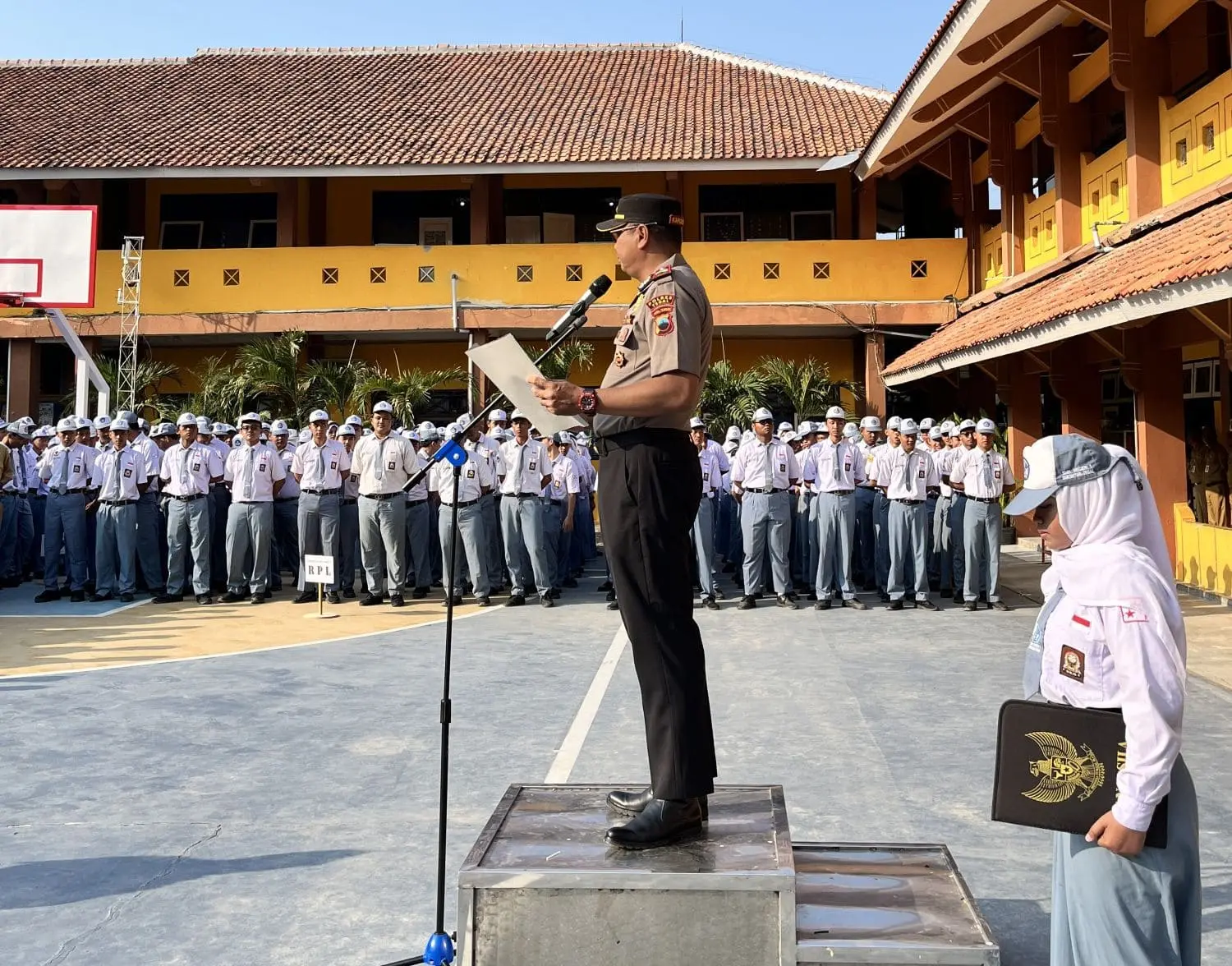 Jadi Pembina Upacara Hari Senin, Polsek Dukuhturi Ingatkan Bahaya Kenakalan Remaja