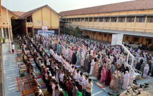 Peringati Hari Santri Nasional, Guru dan Siswa Ikuti Do’a Bersama dan Sholat Berjamaah di Lapangan